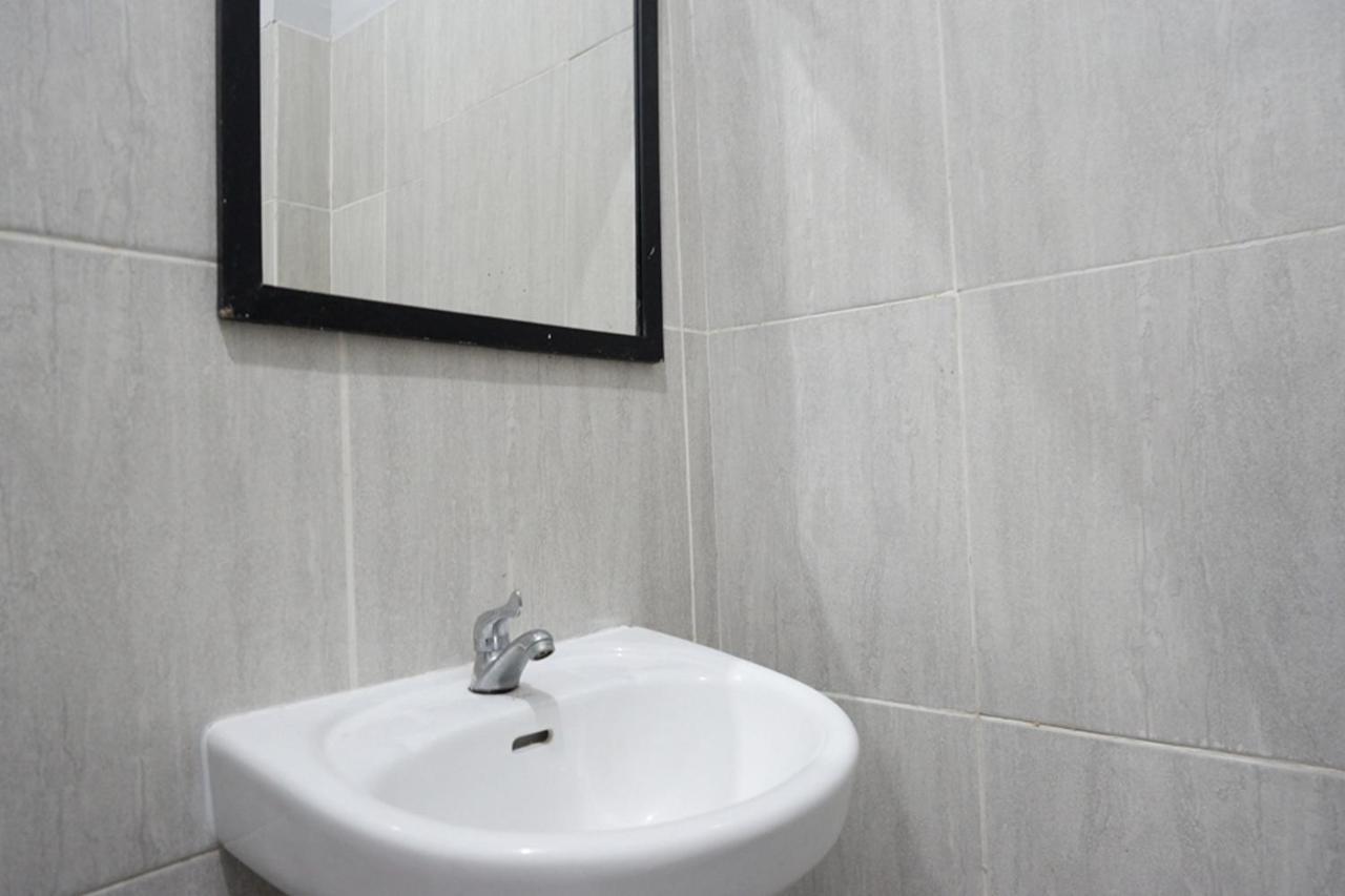 Reddoorz Near Jalan Adi Sucipto Solo Hotel Buitenkant foto